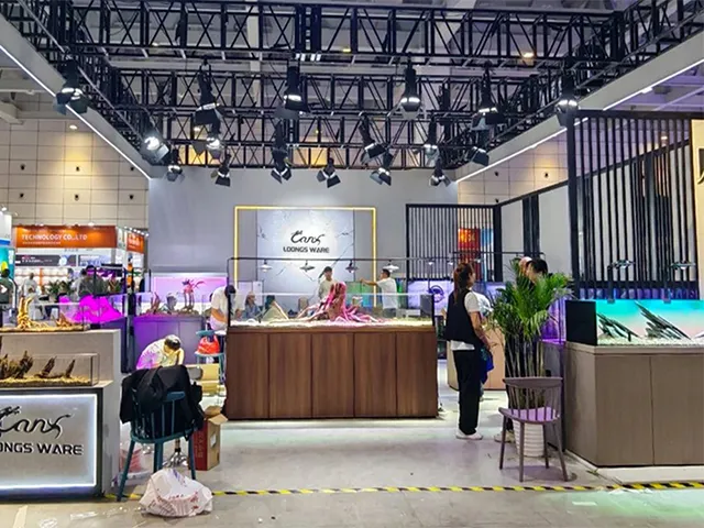 LOONGS WARE exhibition booth displaying aquarium products and brand showcase