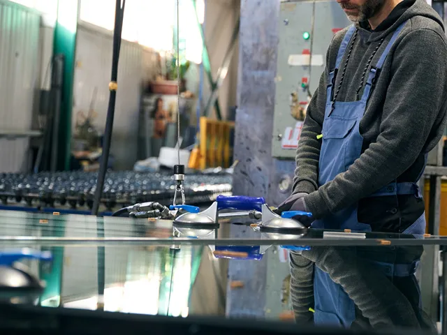 LOONGS WARE skilled technician assembling aquarium glass panels